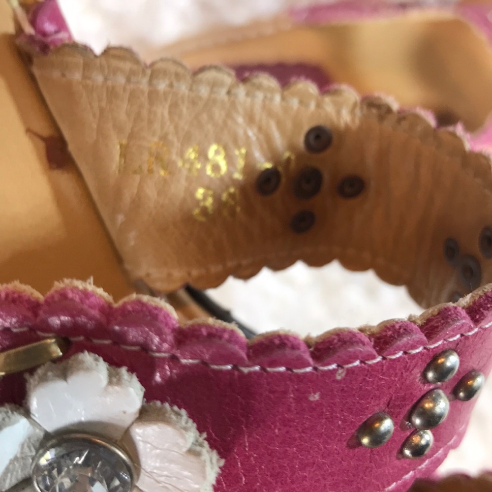 Finding sandals - Picture 4 of 7